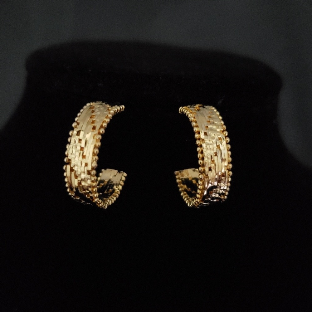Gold vermeil Riccio 3/4 hoop earrings.
